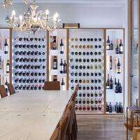 Photo du produit 'Syst�me d�tag�re � vin PIEMONT, bois de sapin, laqu� blanc avec bord en aulne plaqu� marron clair'
