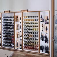 Photo du produit 'Syst�me d�tag�re � vin PIEMONT, bois de sapin, laqu� blanc avec bord en aulne plaqu� marron clair'