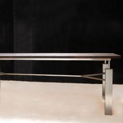 Table ACINO, bordeaux avec piétement en acier inoxydable